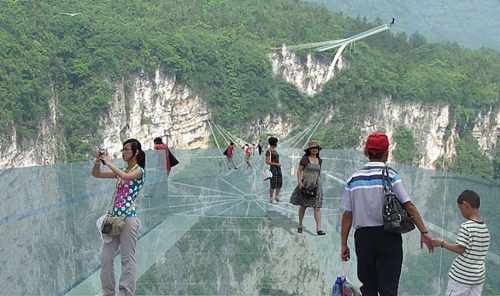 Самый длинный стеклянный мост открылся в Китае.