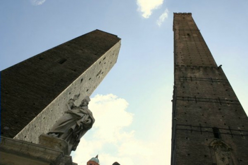 Средневековые башни в Италии могут упасть.